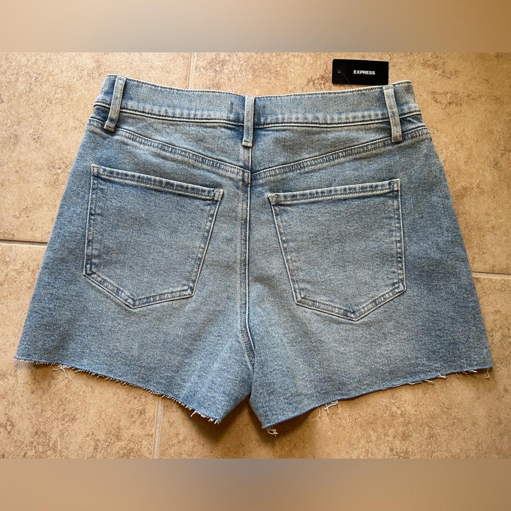 NWT🌷EXPRESS High-Waisted Light Wash Raw Hem 2.5” Inseam Vintage Jean Shorts - Picture 4 of 7